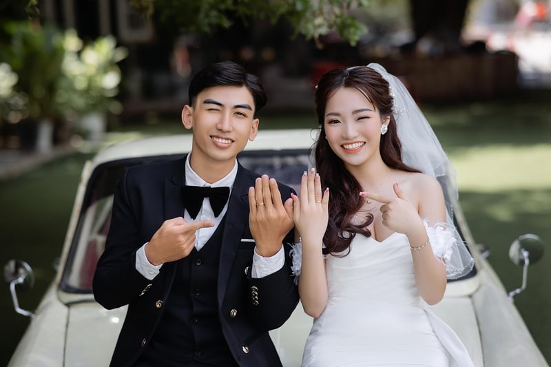 Bride in vintage chic attire